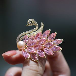 Designer Women Brooch Fashion Suit Pearl Brooches for Woman Colorful Corsage Lady Swan Pin Vintage Elegant Dress Plated 18K Gold Pins Lovers Gift