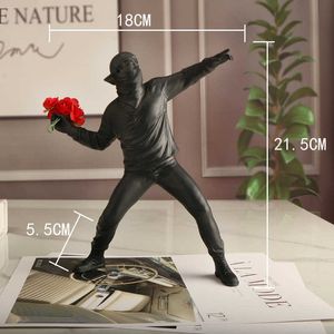 Hartsstatyer Skulpturer Banksy Flower Thrower Staty Hemdekoration Tillbehör Moderna ornament Figur Samla samlarobjekt