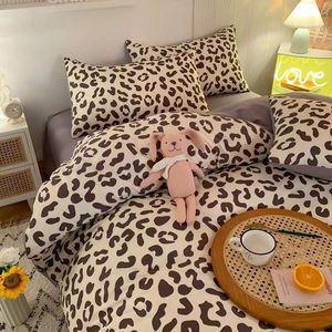 Högkvalitativ leopardmönster sängkläder uppsättning Duvet Cover Set Snygg sängkåpa 3-bitars queen sängspreads