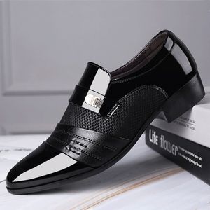 REETENE Fashion Slip On Men Dress Shoes Men Oxfords Fashion Business Sapatos homens novos ternos de couro clássicos sapatos Y200420