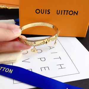 Pulseiras de estilo de moda femininas pulseiras de designer com letras banhadas a ouro 18K pulseiras de aço inoxidável para atacado, acessórios para joias da moda S109