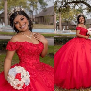 2022 Сексуальный арабский красный quinceanera платья с плечевой кружевной аппликации хрустальные бусины шапки рукава шаровое платье пухлый тюль плюс размер вечеринка вечеринка вечеринка вечерние платья