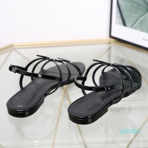 2022-Nova chegada designer sandálias planas tira de metal couro envernizado preto feminino tributo couro real sandálias de letra fivela de metal sapatos femininos