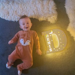 Benutzerdefinierte Name Wand Dekor LED Wand Lampe 26 Buchstaben Hohl Mit Sternen Mond Für Paare Baby Kinder Schlafzimmer Personalisierte Holz licht 220623