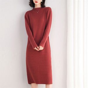 Ny högkvalitativ tröja klänning för kvinnor knälängd fast färg o nacke pullover tjock höst och vinter kort röd rosa svart 210319