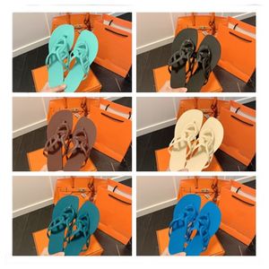 2022 Damer Slippers Luxury High Heels Laminat Leather Mid Heel Sandals Pig Nose Sillbone Designer Flat Sandals Summer Beach