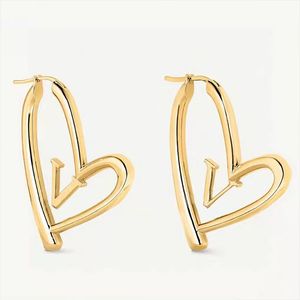 V Letter 18K Gold Heart Hoop Earrings Classic Titanium Steel Designer Jewelry Fashion Woman Stud Earrings310v