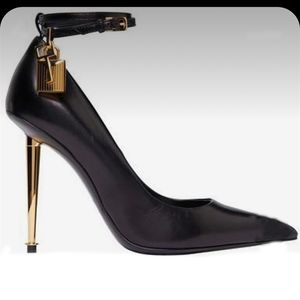 Metal Lock Shoes Designer de luxo dos dedos dos pés pontiagudos Bombas femininas de tira de alta qualidade 100% Capinhas de ouro Sapatos de 10 cm de altura Sapatos de fábrica 35-41 com caixa