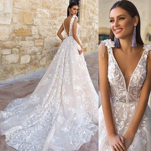 Splendido abito da sposa in pizzo a trapezio con scollo a V profondo e nappa senza maniche