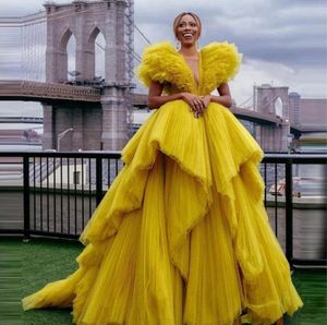 2022 Ny gul tyllkulklänning bröllopsklänningar extra klänning puffy ruffles v nack foton kvinnor klänning långa vestidos de fiesta formella landsklänningar b051703