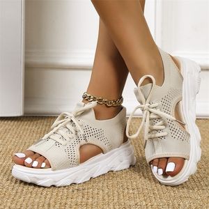 Сандалии летних женщин сетчали повседневные туфли белые толстые сандалии с кружевными кружевами.