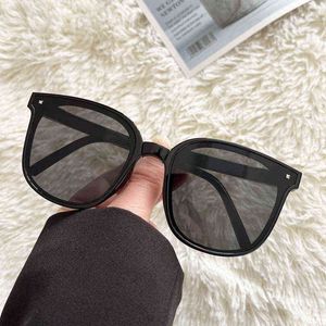 Fashion 2022 Designer Focus Nuovi occhiali da sole pieghevoli con cuscino d'aria Protezione solare da donna Driving Net Red Trend da uomo