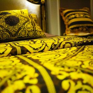 ギフトのためのクッション贅沢5pcsゴールド寝具セットキルト/羽毛布団カバーセットレッドタイガークイーンキング100コットン織りヨーロッパスタイル