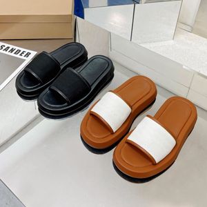 2022 Kvinnor Sandaler Classic broderade rutiga tofflor Designer Plattformklänningar Flip-Flops Arons gummiläder Flat Jelly Shoes Black