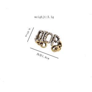 Najwyższa jakość karatowa złota platowana marka Pierścienie zespołowe dla męskich damskich projektant mody ekstrawaganckie litery marki Pearl Metal Pierścień Otwarcie Regulowana biżuteria styl
