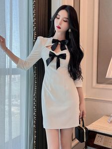 Abiti casual Estate Mini abito da donna Dolce carino Kawaii Girly Sexy bianco O-collo Hollow Bow Puff Slim Bag Hip Gown Festa femminile Data Vesti