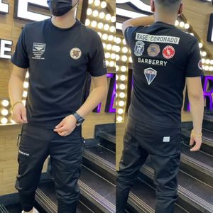 2022 Yaz Yeni Moda Erkekler T-Shirtler Geri Trend kişiselleştirilmiş desen nakış tasarımı hip-hop tarzı kısa kollu yuvarlak boyun ince siyah beyaz tees m-5xl