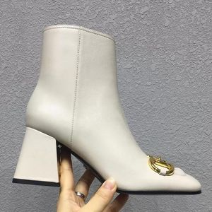 Toppkvalitet Fashion Luxury Heels Kvinnor Mid-Heel Ankle Boot med hästbitar Tår äkta läderknapp Grov Hälskor Lady Shoe