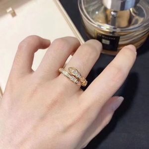 Pierścienie designerskie pierścień paznokci dla kobiet z pudełkiem klasyczny cjeeweler moissanite luksusowy biżuteria Pasy projektanty Hurtownicy nigdy nie zanikają miłośnicy rozmiar 5 6 7 8 9