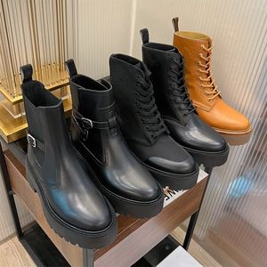 2022 Shiny Bull Tasarımcılarda Hantal Bağlı Bot Up Boot Kadın Moda Toka Dantel Up Çöl Şövalye Botları Kısa Martin Botları 5.5cm Platform Botları No397