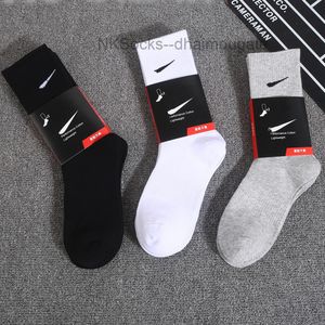 Mode Sport Herrensocken Klassische Hakenmarke Mittlere Röhre Feste Männer Frauen Basketball Schweißabsorbierende Atmungsaktive Kurze Bootssocke Luxus Sportsocks Bh1p