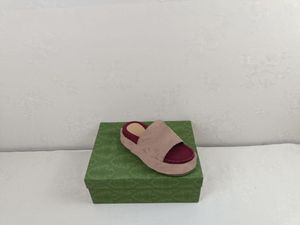 Designer Designer Masowe Kapcie platformowe Sandały płócienne kliny luksusowe haftowane drukowane gumowe mokasyny 6 kolorów