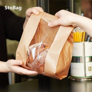 Stobag 50pcs papel kraft com janela de pão sacos de embalagens de petróleo de café da manhã de abastecimento de festas Torrada de festa Clear Celebrate 220427