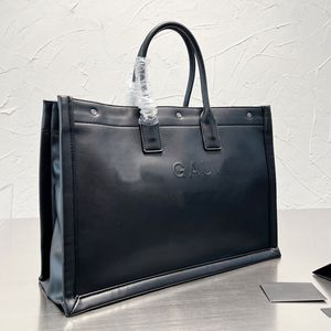 Bolsa de compras bolsa de grande capacidade para mulheres bolsas de ombro de embreagem preto impressão com letras genuínas de couro genuíno zíper interno Hasp Lady Rivet Travel Purse