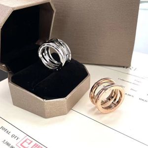 Luxe ontwerper Openwork Spring Ring B Wide-Breedte paar Rings luxury sieraden Hoogwaardige casual vingerringen eenvoudige twee modellen
