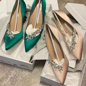 최고 럭셔리 여름 Nadira Satin Jewel Buckle Sandals 신발 신발 레이디 펌프 스틸레토 하이힐 뾰족한 발가락 크리스탈 잎 장식 샌들 리아 파티 웨딩 신부