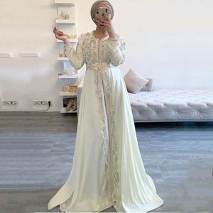Elegant vit marockansk kaftan aftonklänningar långärmad spetspärlor islamiska dubai saudiarabiska formella festklänningar abaya prom klänning special tillfälle slitage