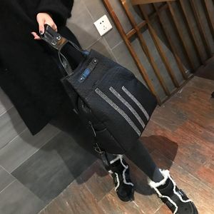 Utomhuspåsar kvinnors väska mode ryggsäck trend stil multifunktion mjuk läder personlighet diagonal hängande mochila mujer