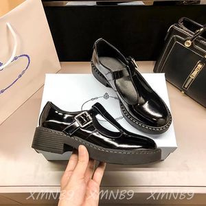 Damenmode Freizeitschuhe Müßiggänger Designer Damen Sandalen Shinny New Platform Dress Sneakers Schwarz Weiß Hochwertiger Schuh