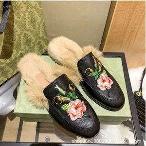 Kvinnor män klär skor mode toppkvalitet bekväm platt loafer äkta läder kanin päls mental spänne dam populära kvinnliga non slip mångsidiga skor c72612