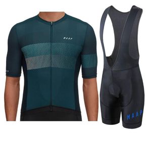 Jersey de ciclismo de manga curta de alta qualidade de alta qualidade e shorts de babador Pro Race Bicycle Kit Set 4D Gel Pad com perna da Itália