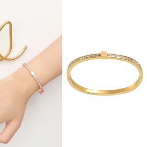 Bransoletka dla mężczyzn Women Hurtowa tytanowa stal nierdzewna luksusowa marka biżuteria urok Bangle Kolor 3 kolory afrykańska biżuteria kwadrat Diamond Letter Weding