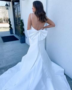 Abiti da sposa con fiocco grande 2023 Abiti da sposa in raso Sirena Cappella Giardino Castello Immagine reale Bianco avorio Sposa Ispirazione vibrazioni Spaghetti Collo Senza maniche Schienale