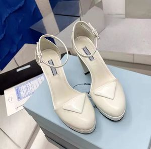 Scarpe eleganti con plateau impermeabili in pelle di vitello verniciata di alta qualità sandali con tacco alto firmati di lusso etichetta triangolare da 11 cm decorata scarpe da donna bianche35-40