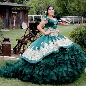 2022 Emerald Green Mexican Quinceanera Prom Klänningar Guld Lace Appliques Tiere Sweet Klänning Ruffles Organza Teen Bithday Party Wear B0330