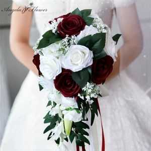 滝の結婚式の花嫁ブーケの花嫁介添人の手の縛られた人工花の装飾ホームホリデーパーティーサプライフローラルヨーロッパのバラギフト220406