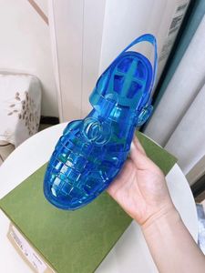 2022 Новый европейский стиль женские сандалии модные тапочки круглое украшение кнопки римские тканые тканые прозрачные цветные желе сандалии ремень ремень