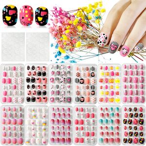 Unghie finte da donna Stampa su pre-colla Copertura completa Modello di caramella Kit per unghie corte Regalo adorabile per bambini Decorazione per nail art per bambine 24 pezzi/set