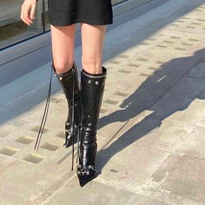 2022 Cagole kniehohe Stiefel aus Lammfellleder, Nietenschnalle, verzierter seitlicher Reißverschluss, spitzer Zehenbereich, Stiletto-Absatz, hoher Luxus-Designer-Schuh für