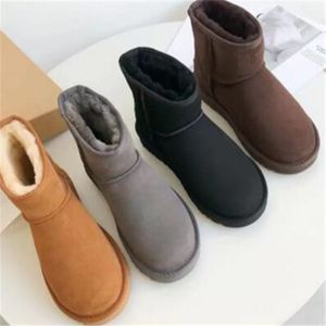 Botas de neve curtas femininas de design clássico U5854 para manter o calor Botas de pele de carneiro Couro legítimo Botas de pelúcia com saco de pó cartão preto cinza presente de chocolate