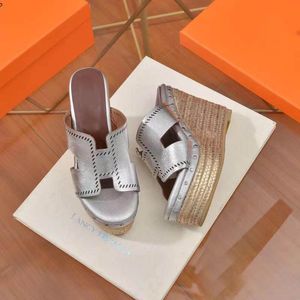 Sandaler Sandaler Luxury Designer Ladies Wedge Slippers Open Toe Platform Espadrilles Black Silver Summer Brand Red High Heels 35-40