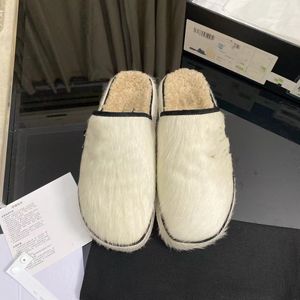 O novo outono 2022 Fluffy Slippers Trend possui uma caixa de saco de poeira 35-40 para mantê-los aquecidos