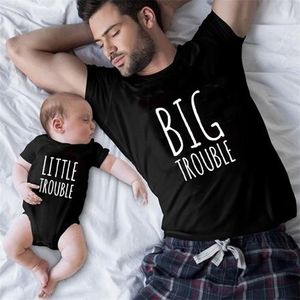 Wielkie kłopoty i małe kłopoty z rodziną dopasowująca ubrania Bawełna tata córka syn Tshirt Daddy Baby Baby Boy Romper Ubrania 220531