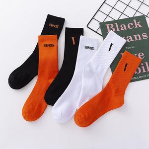Design de design de moda meias masculinas femininas meias 100% algodão de alta qualidade Bonito confortável Meia longa padrão de letra 12 cores