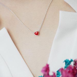 Colares pendentes colar de cristal de coração vermelho simples e europeu Mulheres leves temperamento de luxo S925 Clavícula de ouro prateada Jóia de jóias de jóias