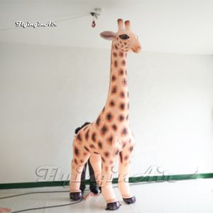 Simulerad uppblåsbar giraffmodell Den högsta djurballongen stora flygblåsade giraff med lång hals för paradshow